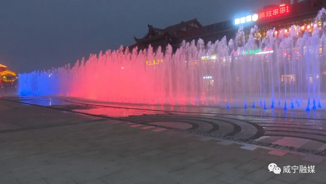 水景公园水幕电影每晚8点开始,在这里,水景公园成了露天电影院,扇形