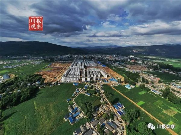 新房在云彩下,集中安置点位于布拖县特木里镇特木里村,距离县城1公里