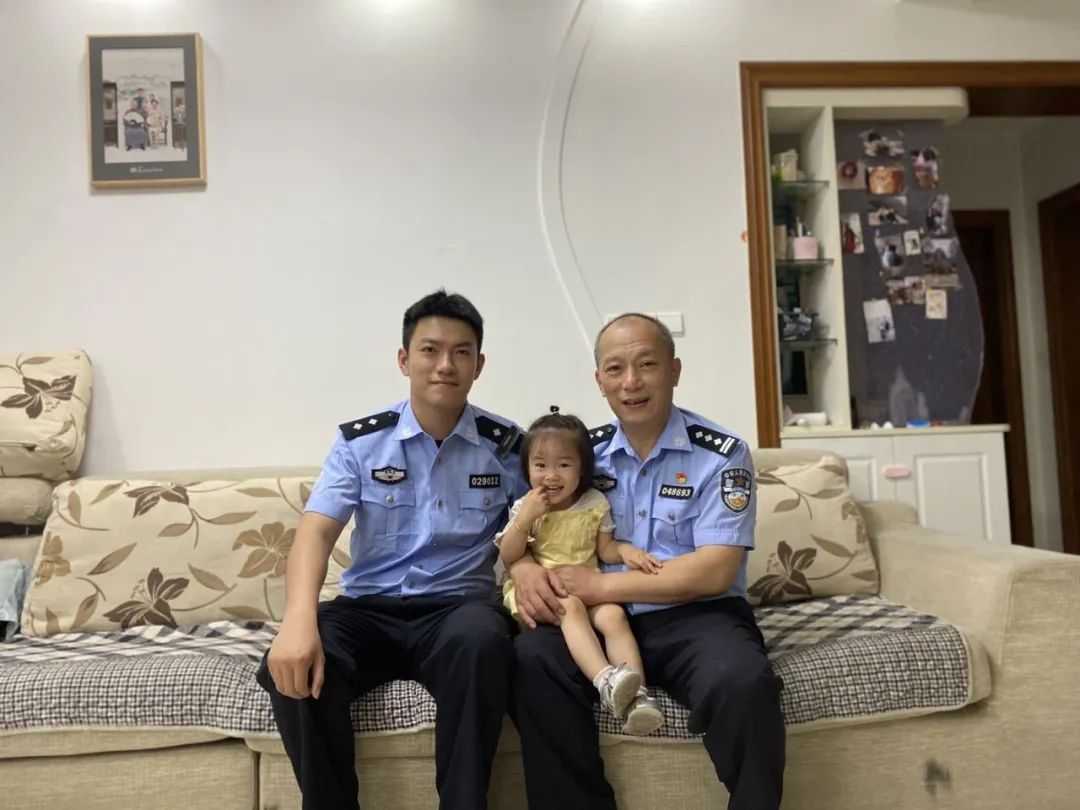 父亲节你家宝贝拍了拍你感谢有你这位乘风破浪的警察爸爸我爱你