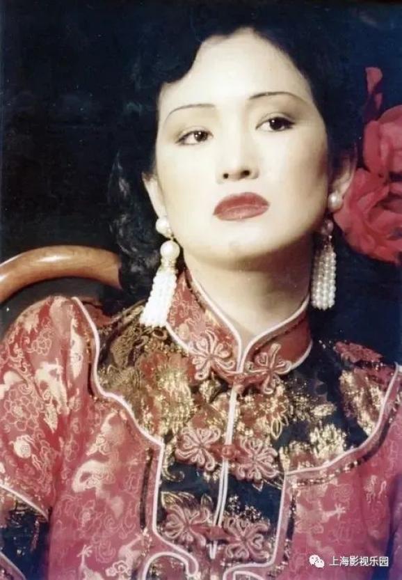 演员:巩俐 饰 小金宝电影《摇啊摇,摇到外婆桥》戏服对旗袍最有研究的