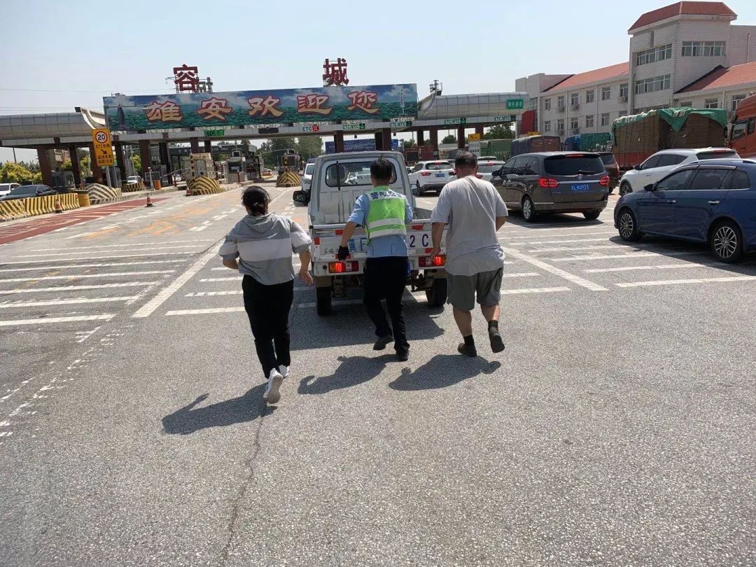 一辆轻型货车在进入容城收费站后,6月6日上午10时30分左右,现场直击