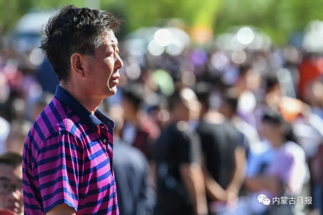 考场之外,父亲用眼神诉说着:坦然面对,爸爸在这儿等着你.