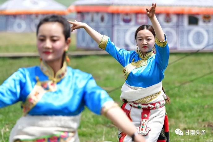 6月20日,藏族姑娘在甘南藏族自治州碌曲县尕海镇尕秀村帐篷城景区