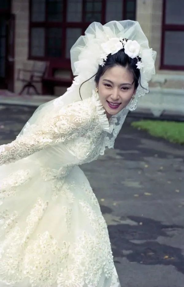 凭借处女作《末代儿女情》就入围金钟影后,后来又因《惊世媳妇》大火