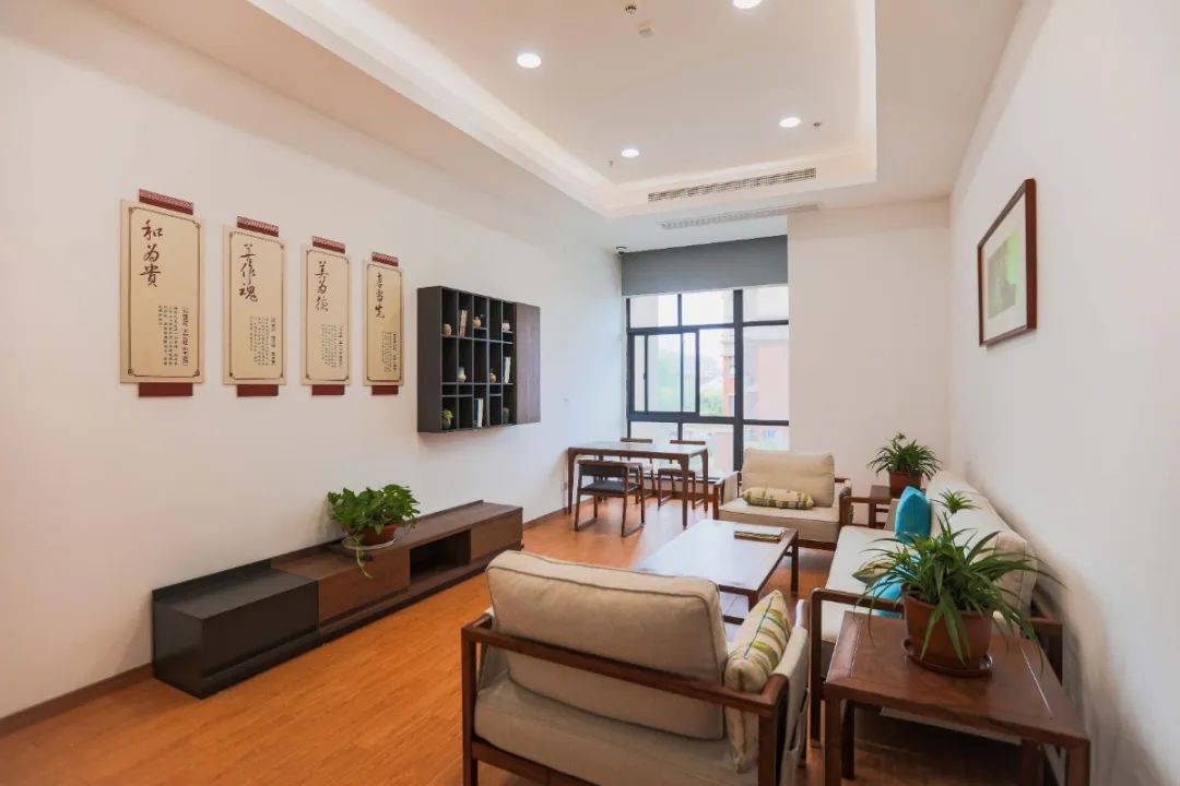 位于旺庄法庭二楼的"家事调解室"环境清雅,处处散发着家的温馨,为