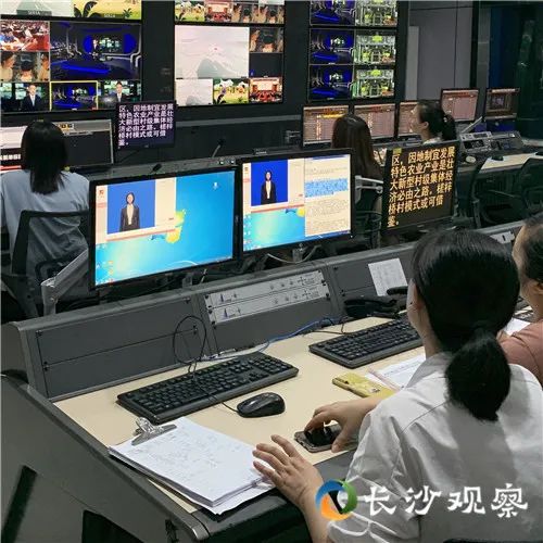图为《长沙新闻》直播中