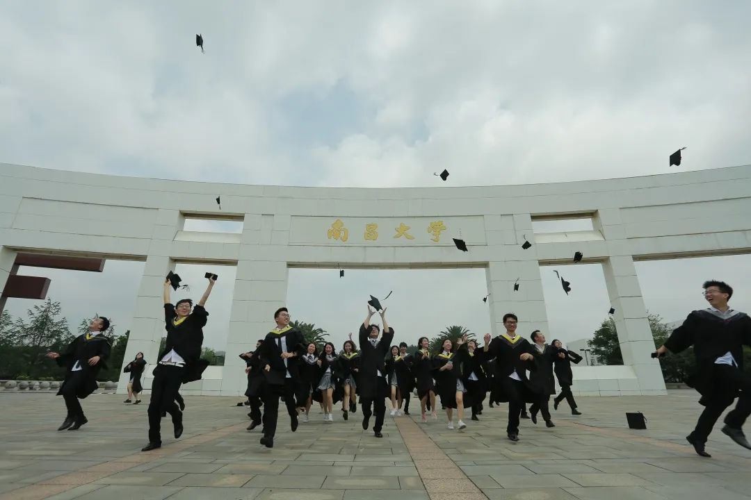 南昌大学学子的创意毕业照来了!