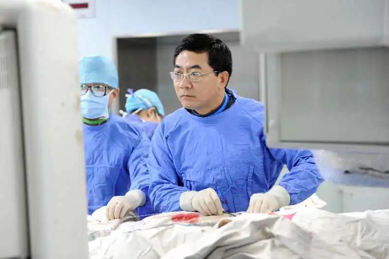 先进报道救死扶伤是我最大的快乐和幸福全国五一劳动奖章获得者葛均波