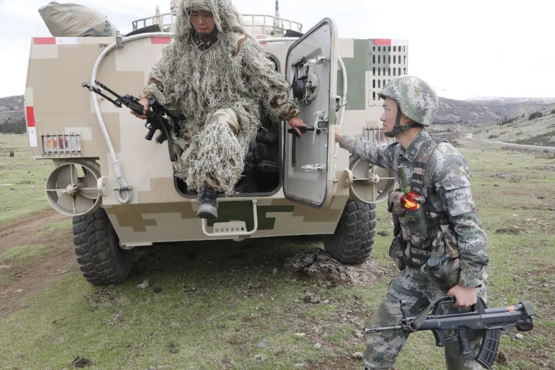 演练进行时装甲步兵高原协同作战