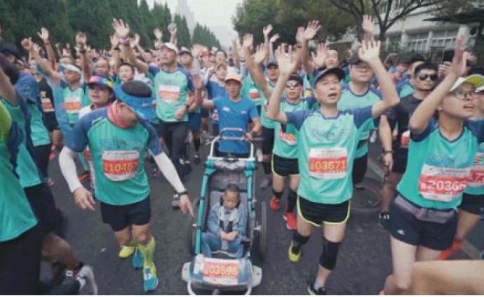 五年，一个爸爸推着脑瘫儿子跑了40多场马拉松