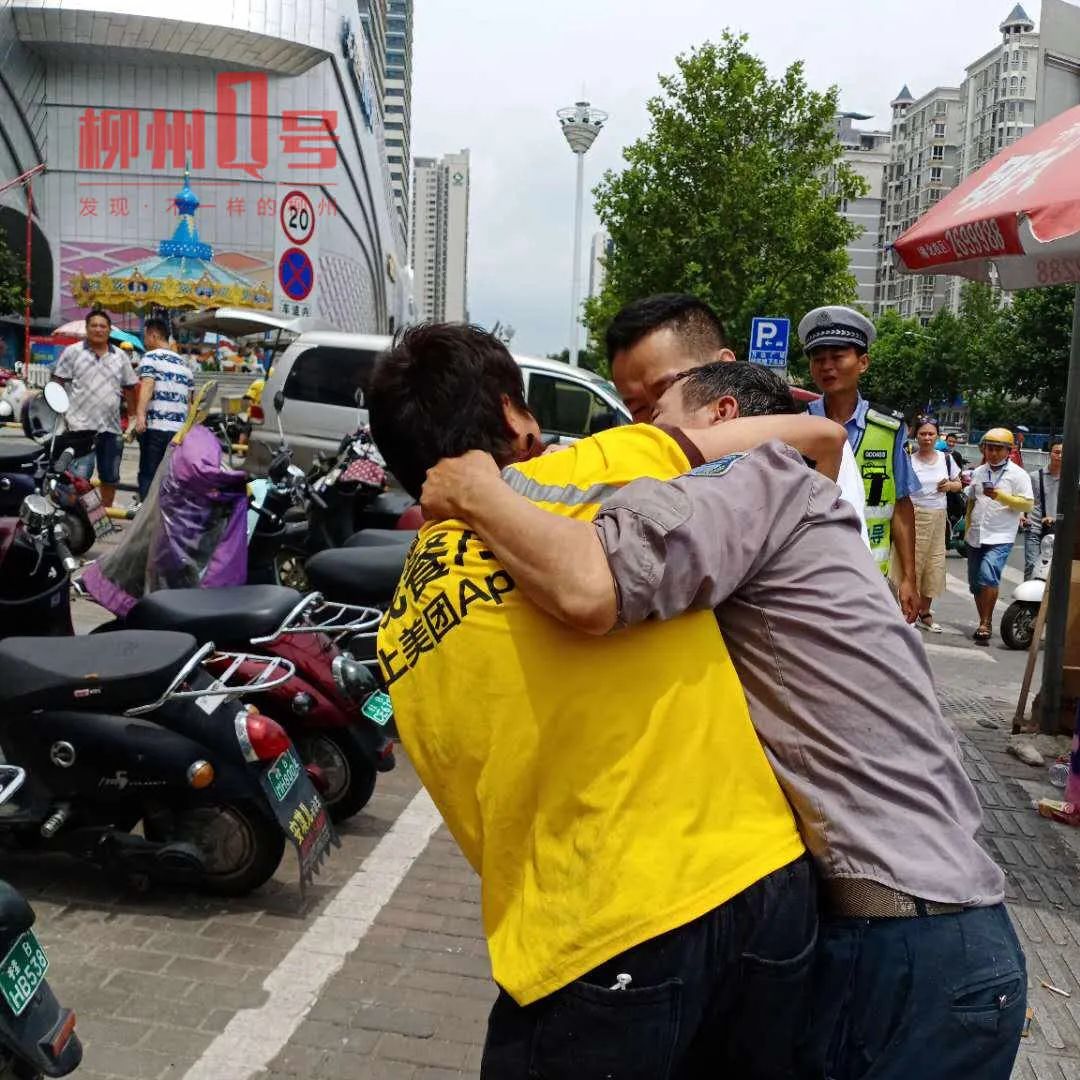 城中万达东街美团小哥与车辆保管员扭打一团搬石头想砸人涉事方回应