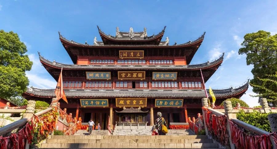 穹窿山上真观始建于汉平帝元始二年(公元2年),是苏州最古老的道教场所