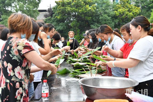 图为包粽子比赛现场实况.