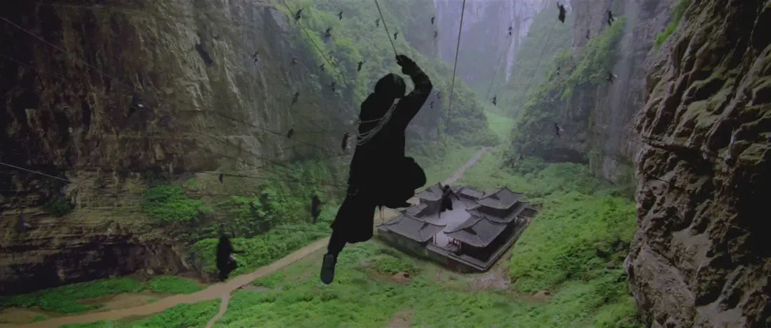 张艺谋导演的《满城尽带黄金甲》就曾在武隆的天福官驿取景,深谷中的
