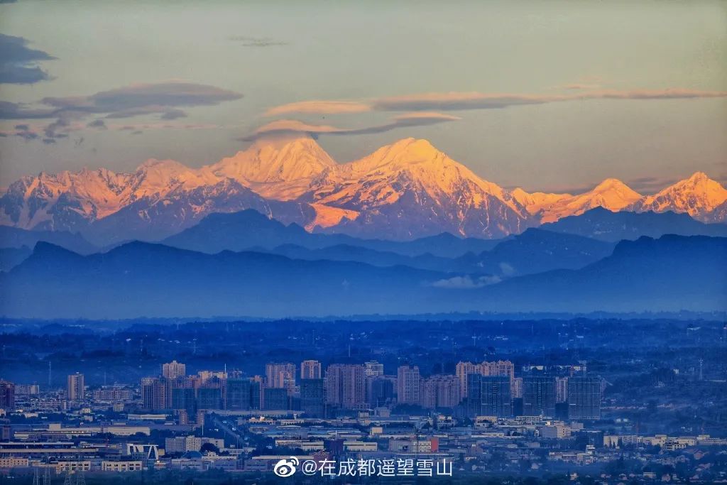 成都雪山 全景图片