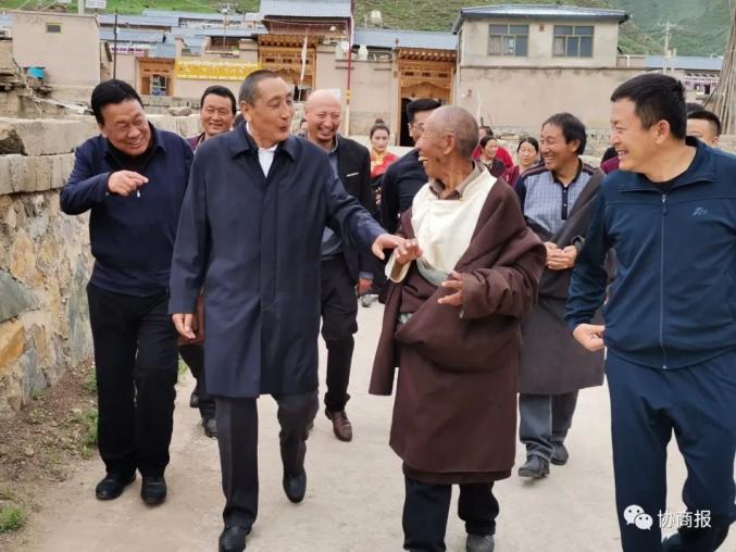 两会精神德哇仓在碌曲宣讲全国两会精神时强调着力把学习贯彻抓具体抓