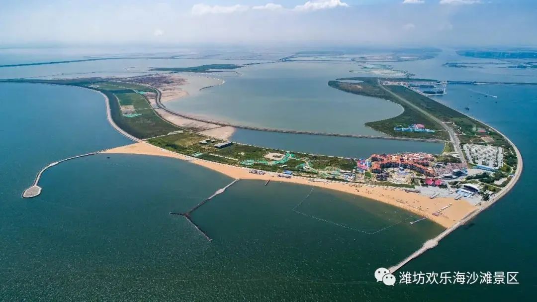 潍坊欢乐海沙滩平缓宽阔,风景秀丽浪稳水清,沙细滩软躺在沙滩上温柔的