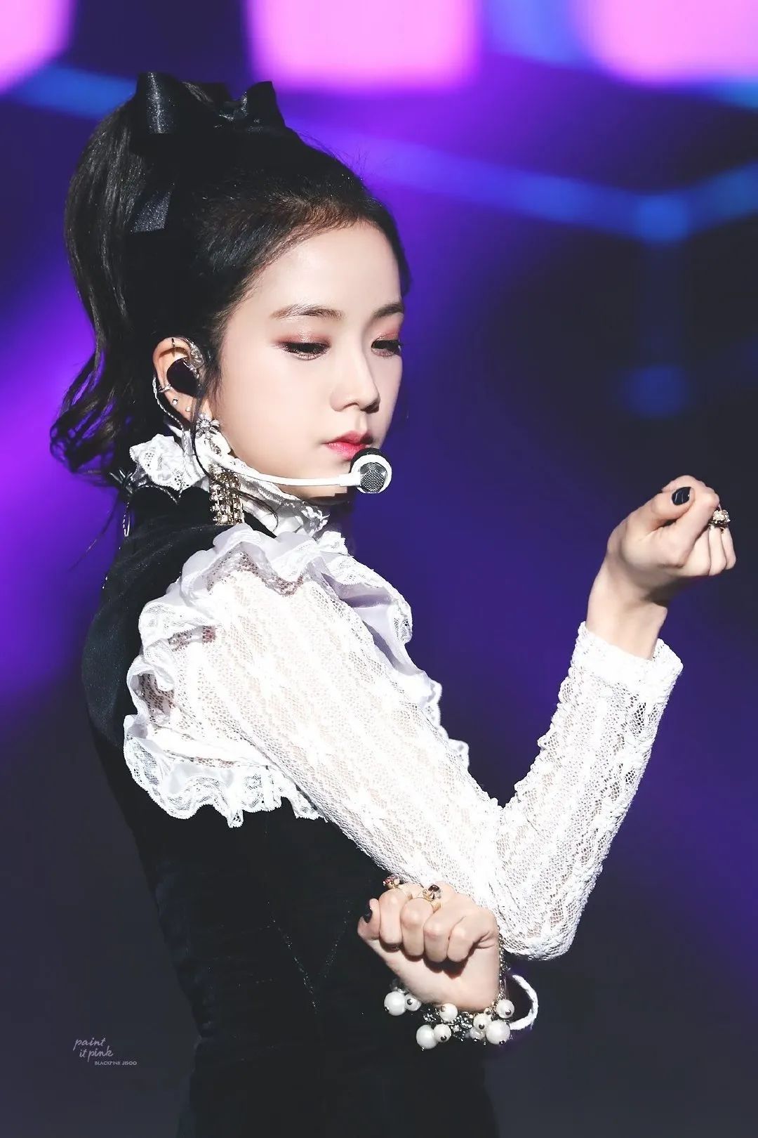 高马尾这样的jisoo多了一份俏皮可爱姜黄色的蝴蝶结和丸子头搭配宫廷