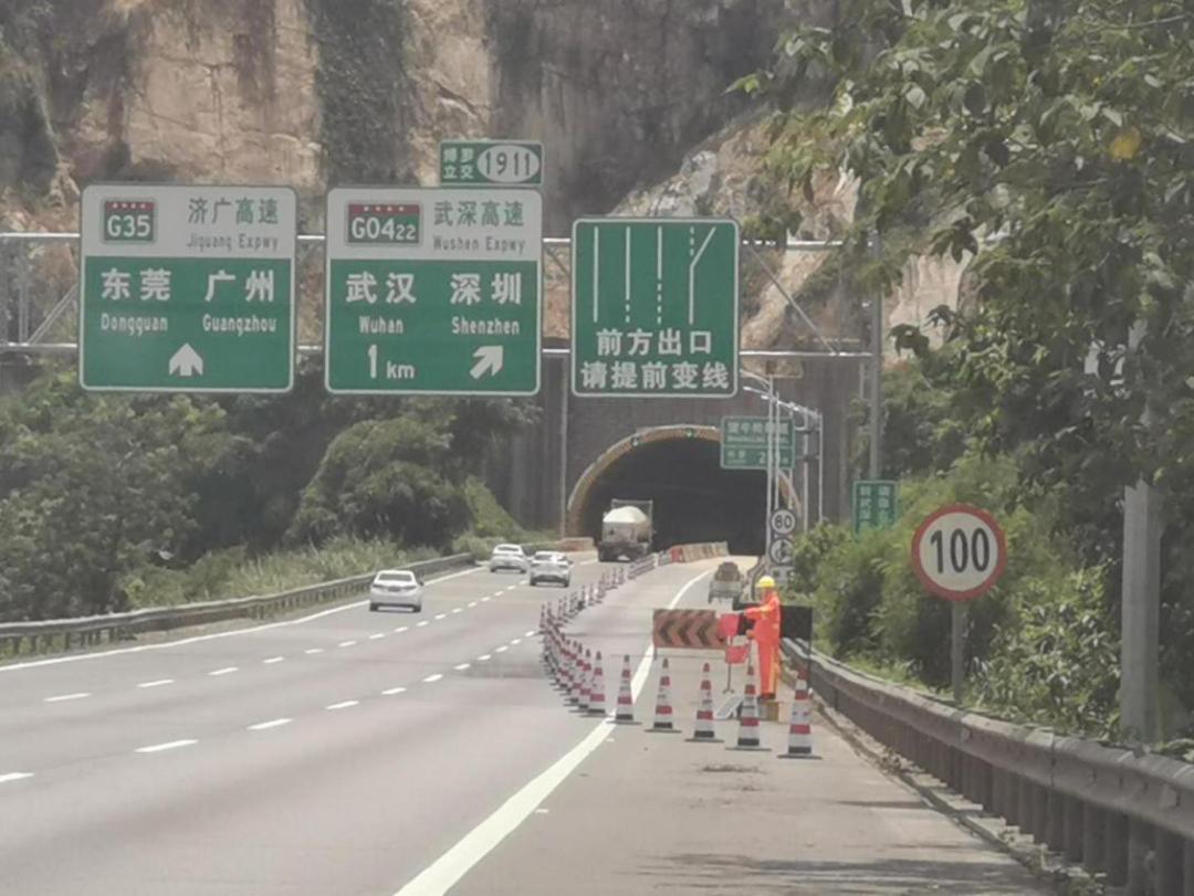 1,受此前塌方影响,济广高速惠州往广州方向望牛岭隧道口1909公里处