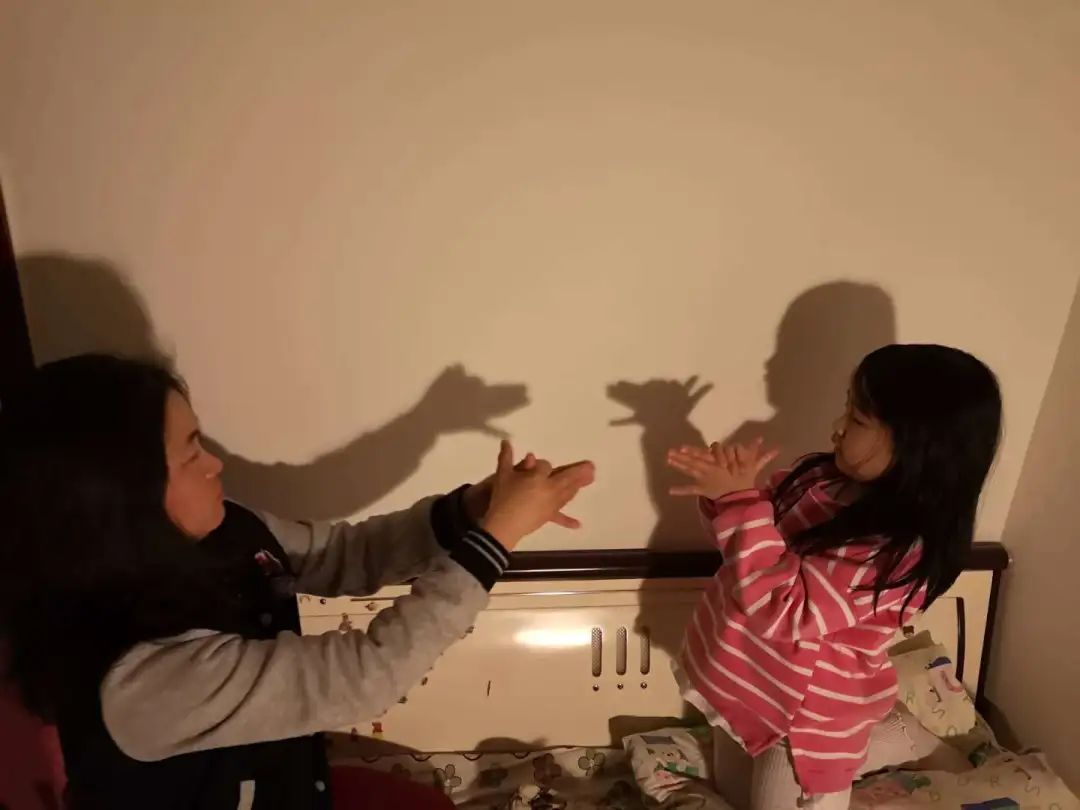 城北街道灰厂路社区谢文,睡前手影游戏.