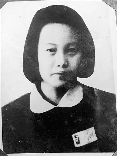 刘玉珍老人已80高龄,头发花白,脸上清晰地刻着岁月的印记,背稍驼,却还