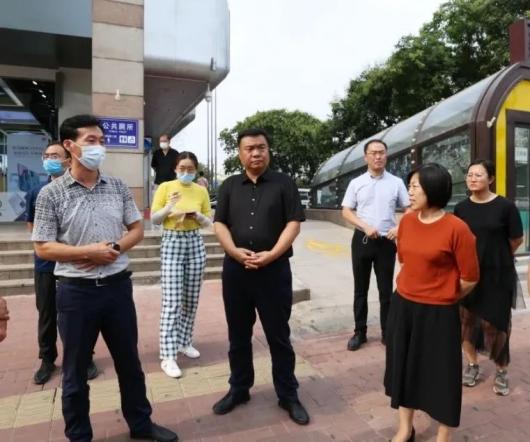 区委书记高向阳调研检查文明城区创建工作