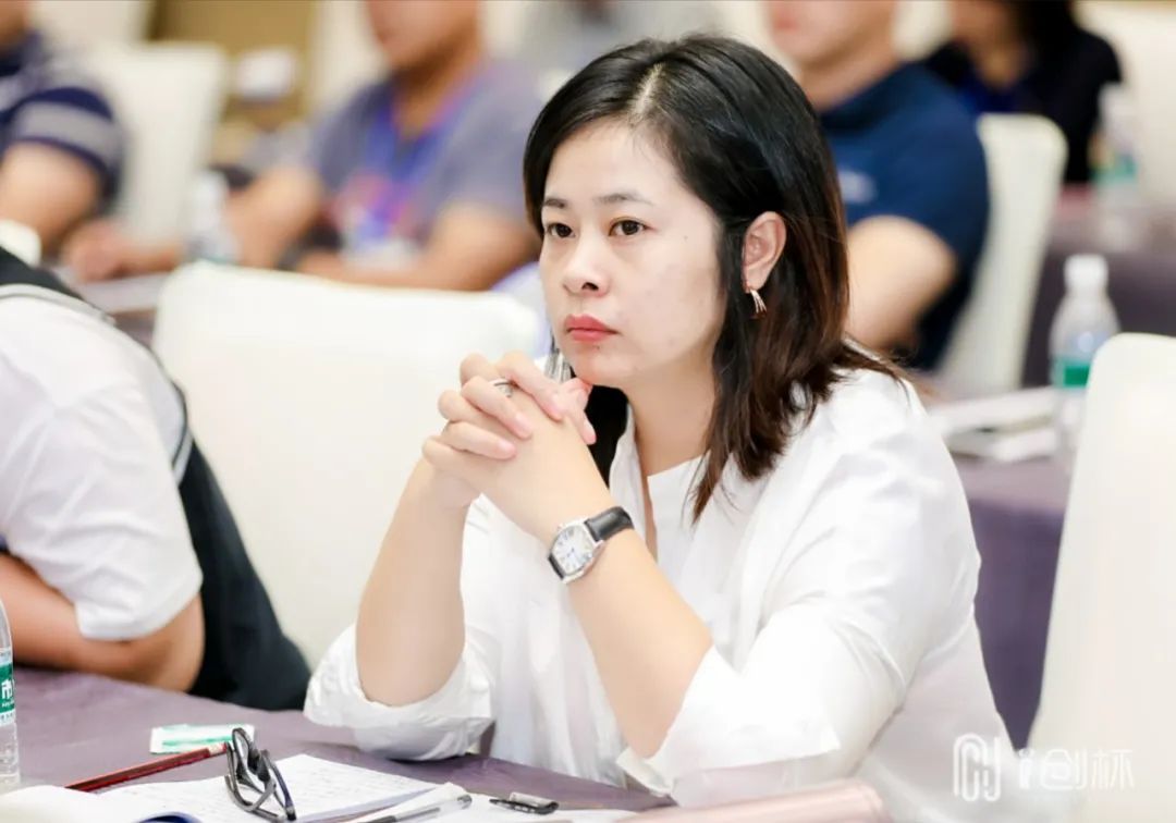 朱琴是个人风格尤其强烈的管理者,她追求高效,做事目标明确,条理清晰.