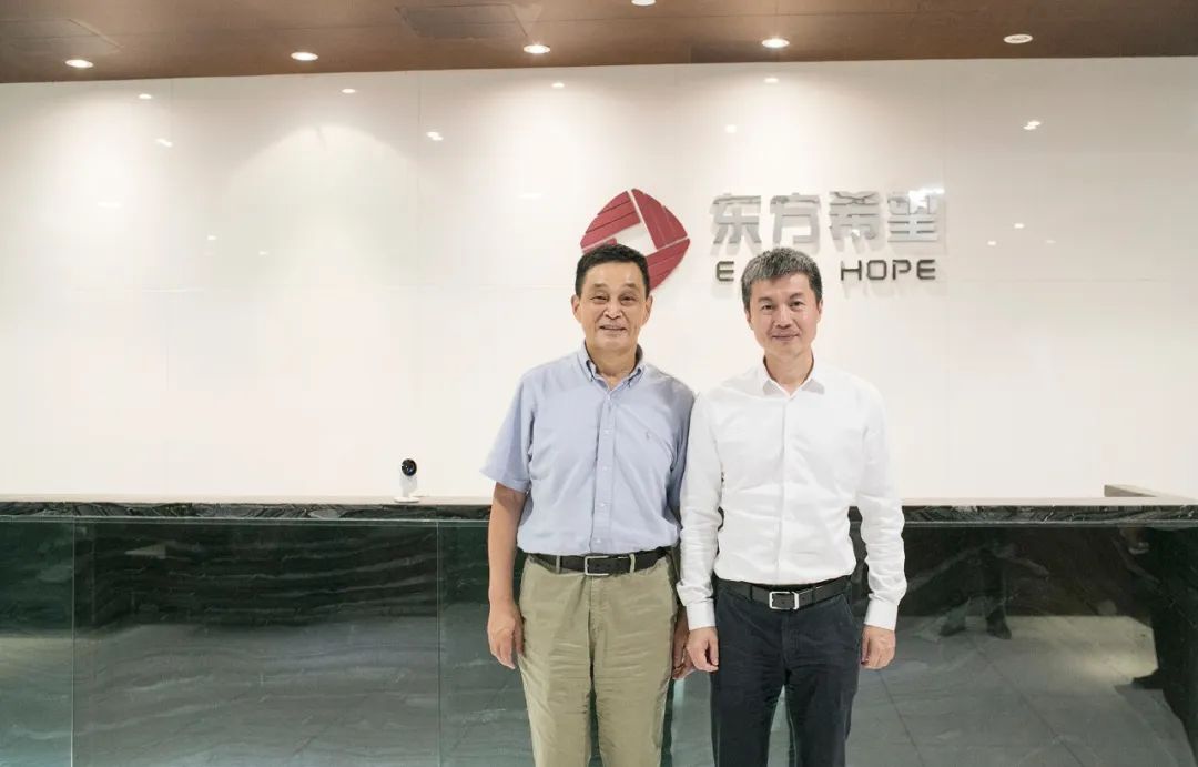 在东方希望集团,刘任远向刘永行介绍了天府新区经济社会发展情况.