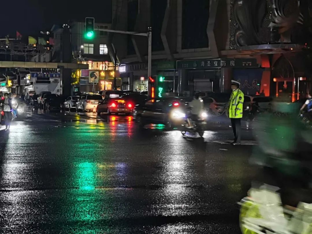 红绿灯下丨他们是交警是浇警也是焦警