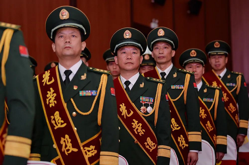 光荣退役最后一个军礼告别军旅