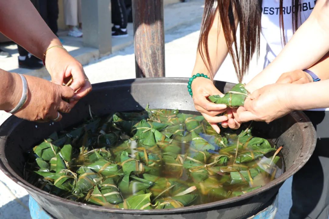 端午节张北脱贫村民欢聚一堂包粽子粽香情浓