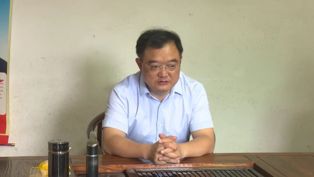 叶修堂在进贤电子电路产业园杨徐庄村征迁指挥部看望镇村组干部现场