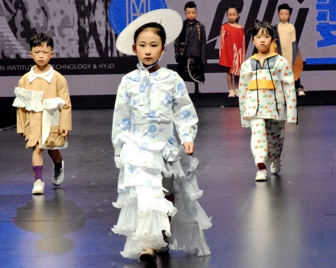 我校学生摘得全国少儿礼服设计大赛总决赛金奖