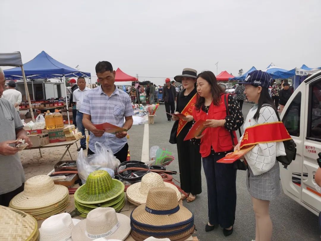 最后,干警们将事先准备的宣传册赠送给群众,希望更多人可以传阅学习.