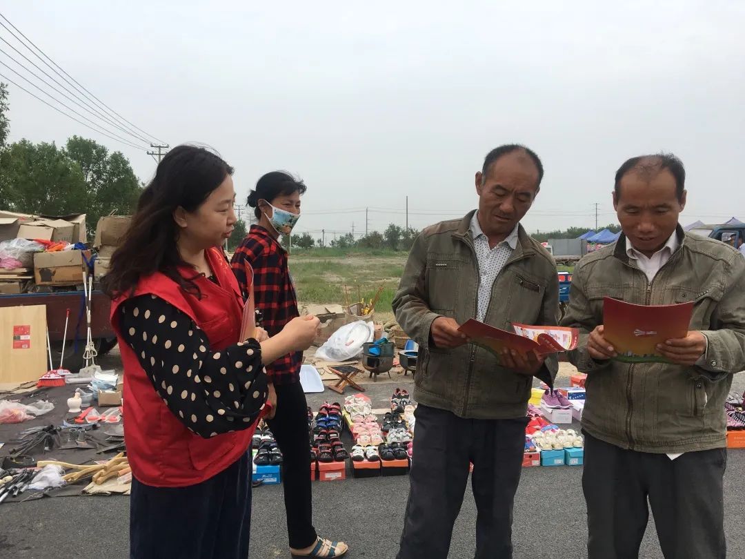 最后,干警们将事先准备的宣传册赠送给群众,希望更多人可以传阅学习.