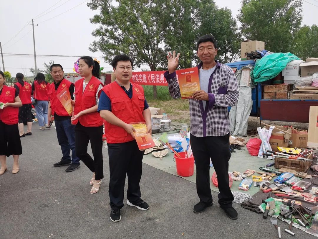 最后,干警们将事先准备的宣传册赠送给群众,希望更多人可以传阅学习.