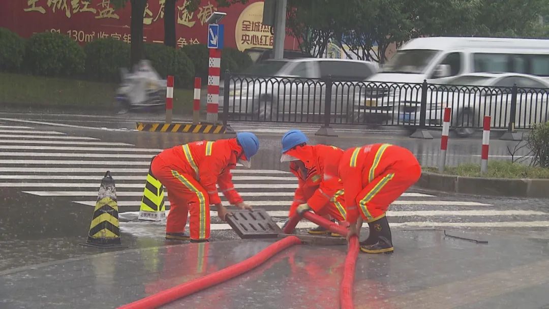 货运公司暴雨蓝色预警不用怕!奉贤防汛主动出击、确保