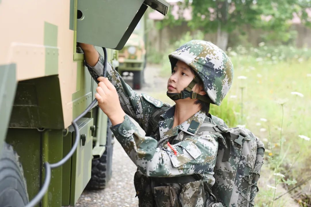 女兵遭直男泼水