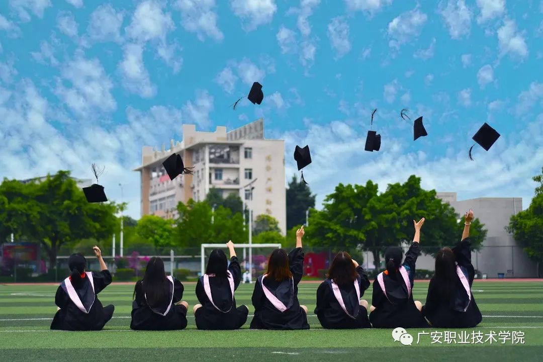 今年这些高校毕业照绝了!