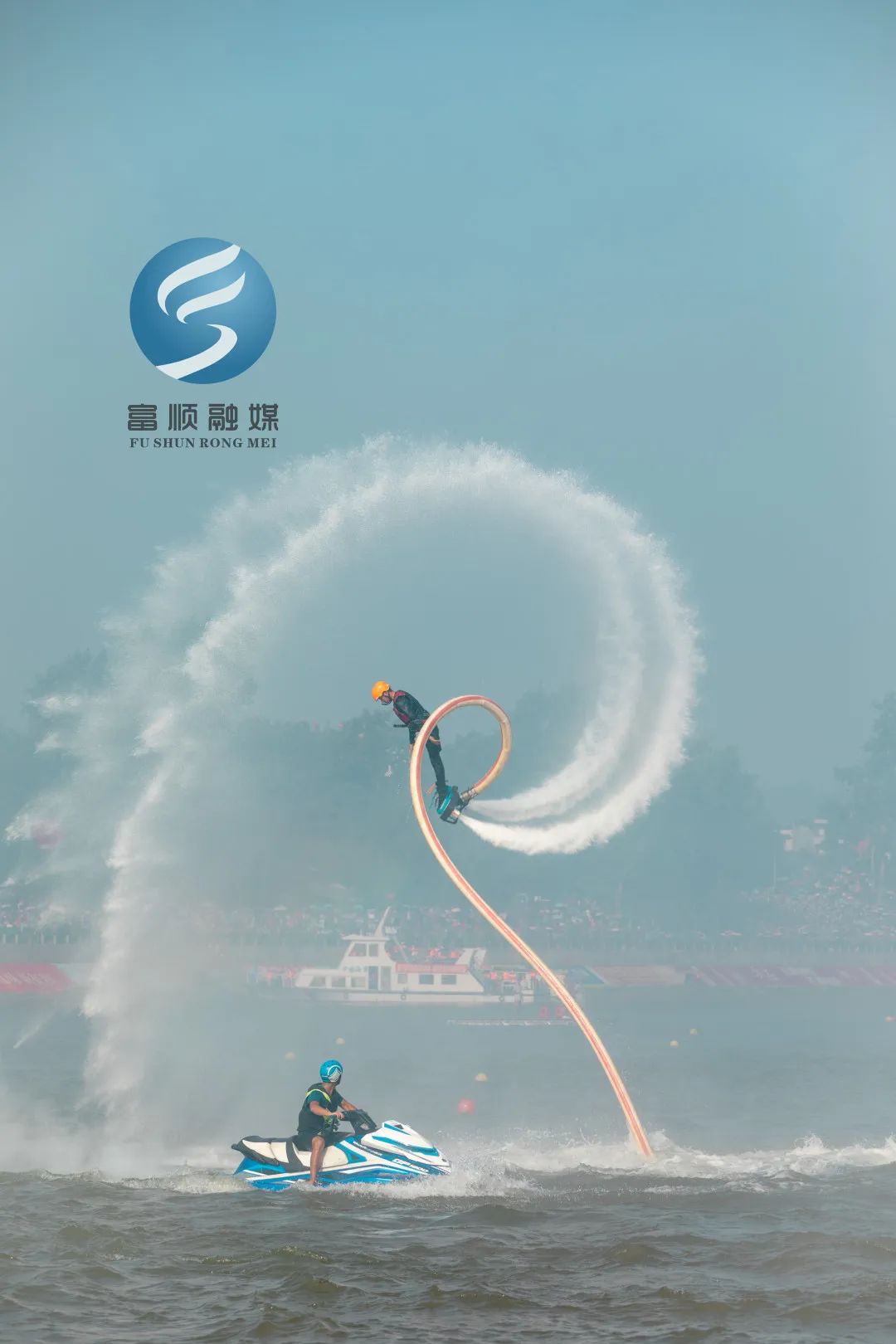 彩烟,龙舟锣鼓欢腾.棹影斡波飞万剑,鼓声劈浪鸣千雷.