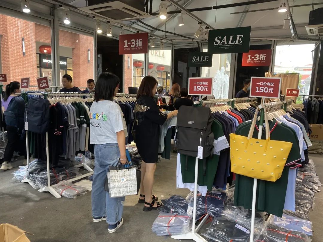 搬运公司价格青浦奥特莱斯:端午优惠促销不灭歇,下雨难挡