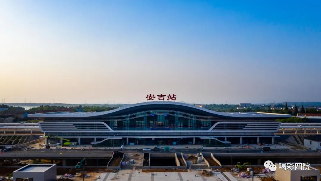 层峦叠嶂,翠竹绵延,安吉站整座站房藏在浓密的茶海之中.