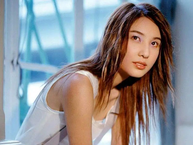 原本是答应她与跟蔡卓妍,钟欣潼一起出道成为twins组合,但是郑希怡