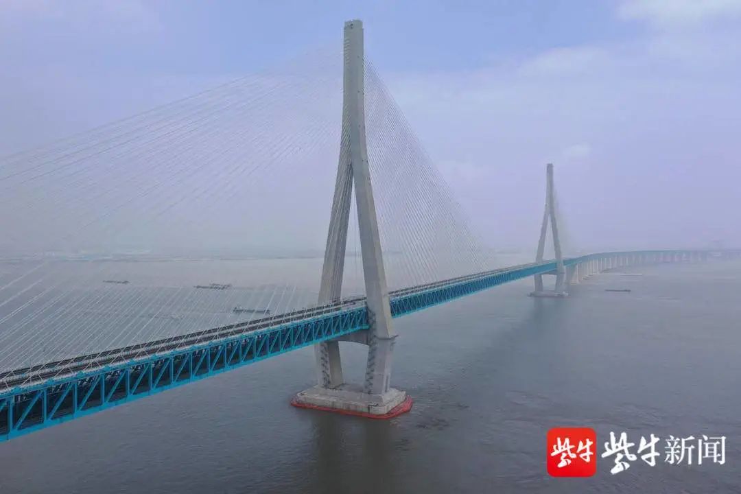 高铁经过桥面会晃动吗大风吹来会涡振吗沪苏通大桥设计者揭秘