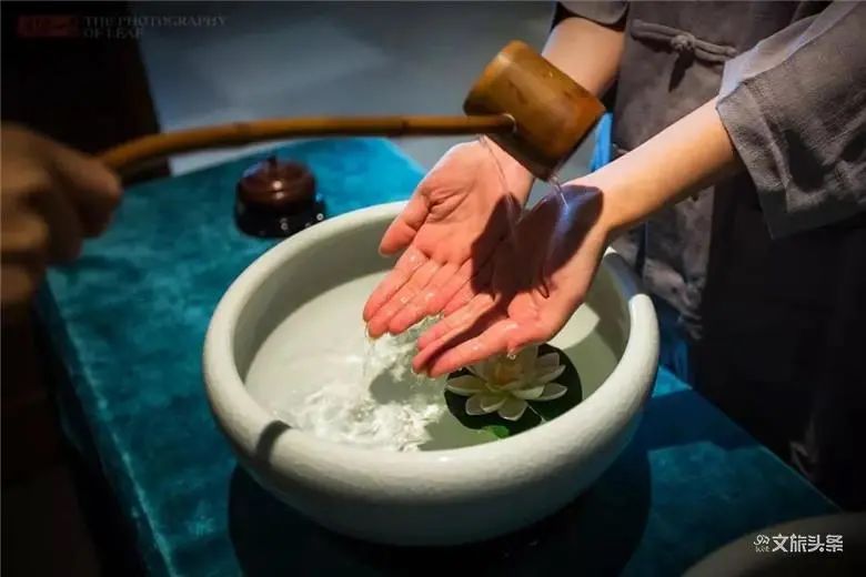 学政考棚景区门票的游客,景区将为游客行净手礼后系上具有驱邪祛病