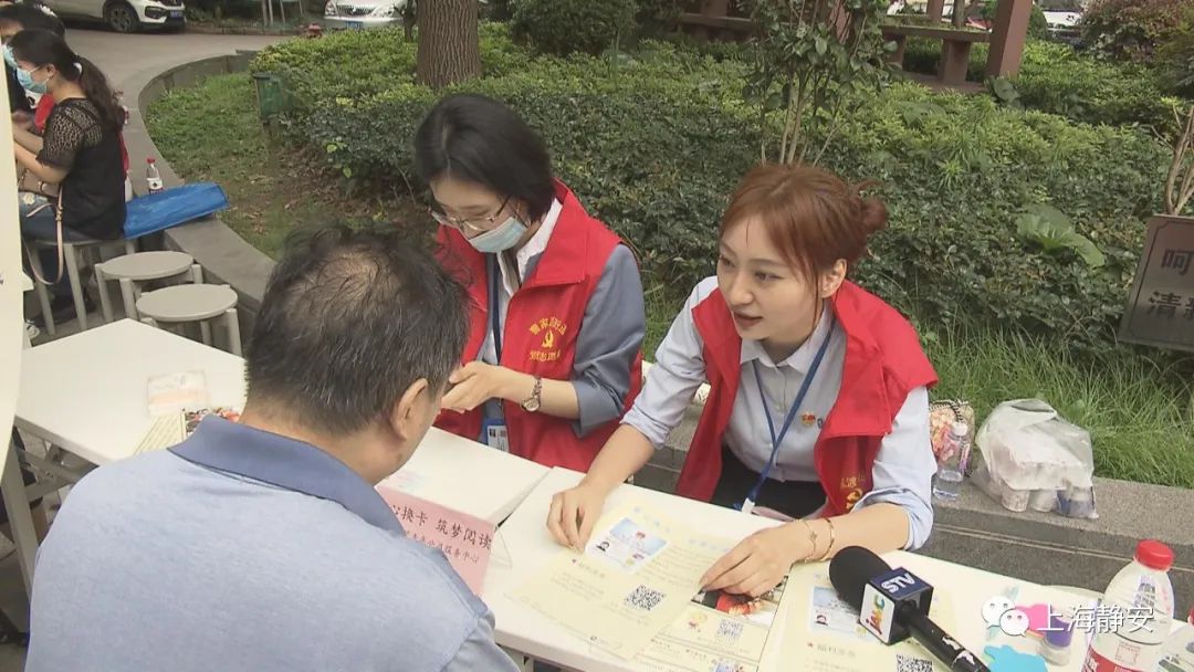 方便的!他们不出家门就能更换新版社保卡