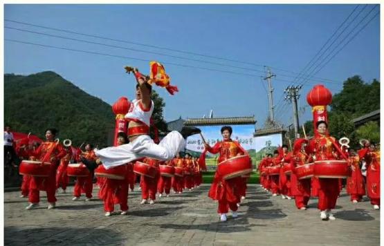 非遗表演,文艺演出,包粽子大赛,激情漂流等各类活动在黄庄乡三合村"