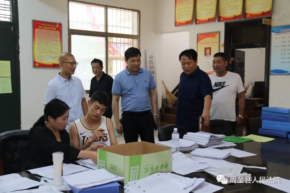 周至法院院长深入司竹镇督导脱贫攻坚工作