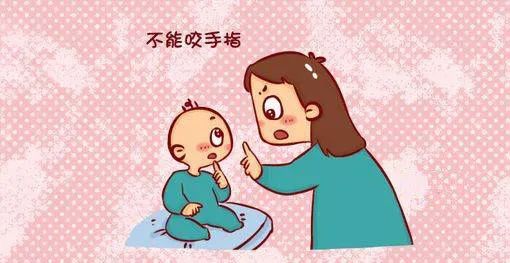 每当看到小齐吸吮手指时,都会很严厉地把小齐的手从口腔中强行拿出,有