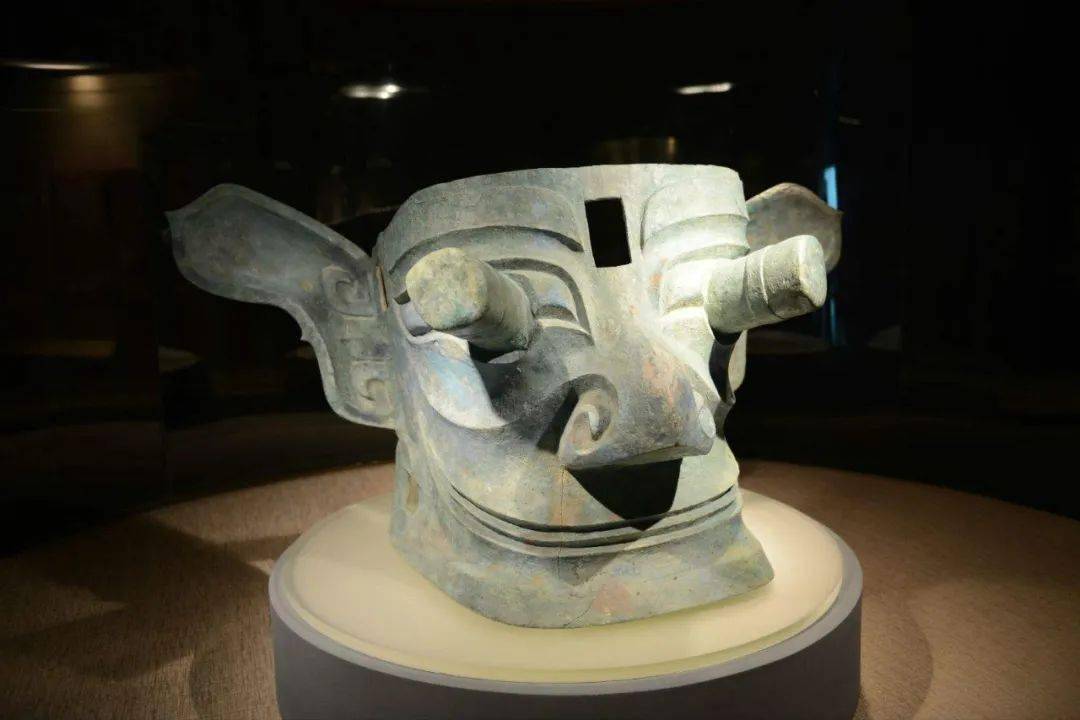 三星堆博物馆中的蜀王蚕丛面具(图片来自网络)当第五代蜀王开明王子"